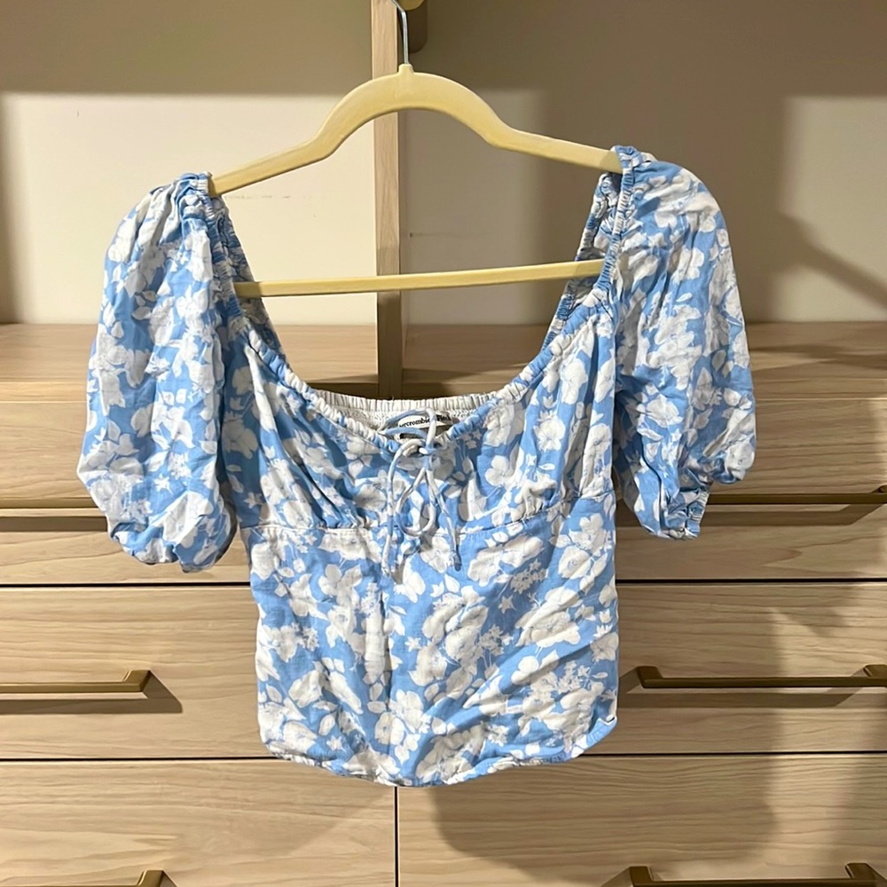 A&F | Light Blue Floral Puff Sleeve Shirt (XS)